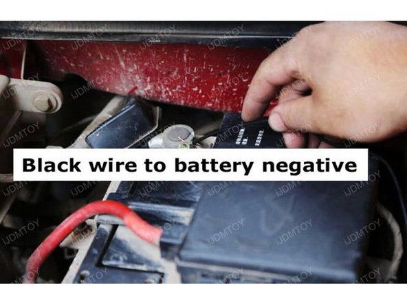 Trykk på den svarte ledningen for å få batterinegativet.' alt=