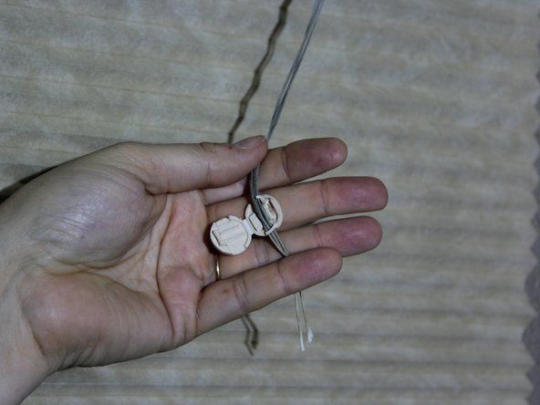 Pomocí plochého šroubováku otevřete zarážku kabelu, sejměte ji ze strun a odložte stranou.' alt=