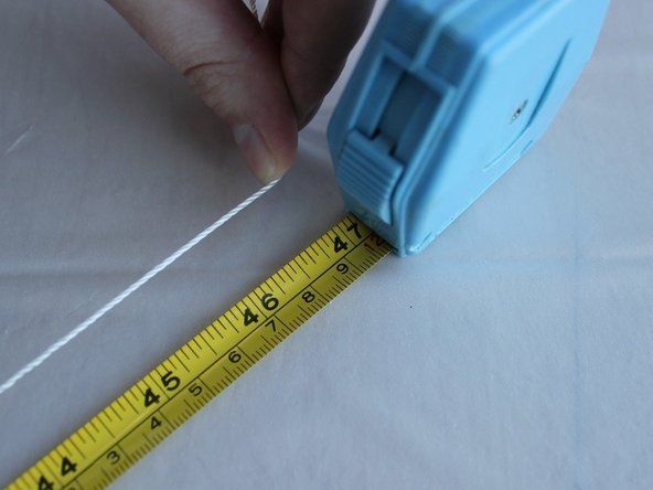 Išmatuokite ir supjaustykite naujas nailono stygas. Kad būtų saugu, ilgis turi būti lygus lango pločio ir dvigubo lango aukščio sumai. Stygos bus perteklinės ir ji bus nutraukta atlikus 14 veiksmą.' alt=