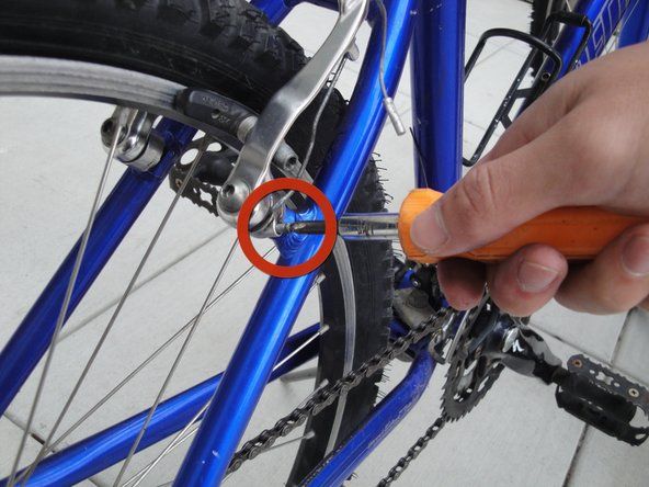 Pievelciet / atlaidiet spriegojuma regulēšanas skrūves katrā suporta rokturī, lai noregulētu katras bremžu kluča atpūtas attālumu tā, lai katra spilventiņa būtu vienādi tālu no loka. Skrūves pievilkšana novirzīs kalibru uz āru no velosipēda, atslābinot - uz iekšu.' alt=