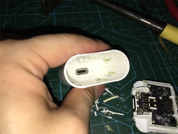 Entfernen Sie es nach dem vollständigen Entfernen mit einem Schraubendreher und verbinden Sie das Kabel an der Basis des Headsets mit dem Kabel, das mit der Blitzschnittstelle unten geladen ist.' alt=