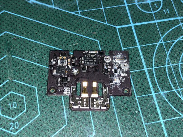 Après avoir retiré le circuit imprimé, vous pouvez voir que certains de ses composants sont très corrodés. Après tout, l'affaire est restée longtemps dans l'eau.' alt=