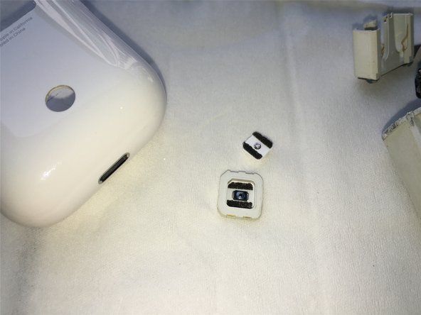 U čemu je tajna ovog gumba? Da budem siguran, zavirim. Iznutra izgleda slično kao iPhone 5 i iPhone SE početni gumbi.' alt=