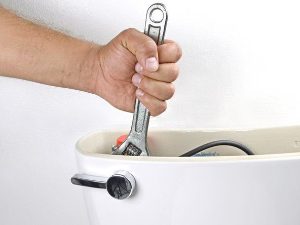 Χρησιμοποιώντας ένα ρυθμιζόμενο κλειδί, γυρίστε το παξιμάδι στη λαβή της τουαλέτας δεξιόστροφα μέχρι να χαλαρώσει.' alt=
