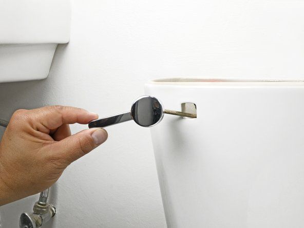 Τραβήξτε τη λαβή τουαλέτας και το μοχλό της δεξαμενής προς τα εμπρός και έξω από τη δεξαμενή τουαλέτας.' alt=