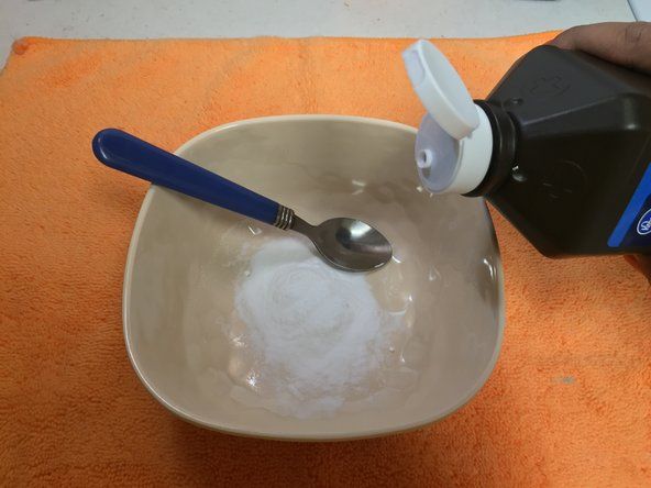 Na łyżkę stołową sody oczyszczonej potrzeba około 10 kropli nadtlenku wodoru.' alt=