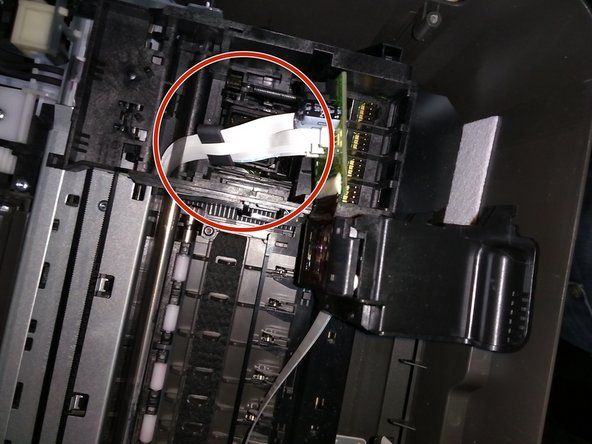 Има 2 плоски кабела. За да избегнете объркване при повторно сглобяване, маркирайте едно, за да се уверите, че кабелите са правилно съвпадащи с гнездото.' alt=