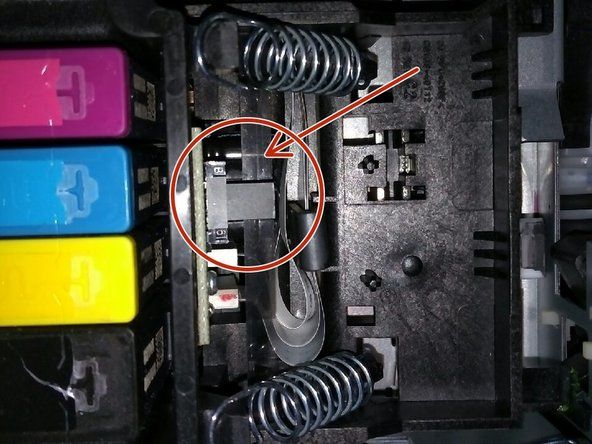 Saat memasang kembali print-head, pastikan serat hitam berada di bawah konektor hitam (lihat foto). Jika lint blink berada di atas konektor, Anda akan menerima kode & quotwagon error & quot. Gerobak pada dasarnya akan mengenai sisi kanan printer, tidak dapat pergi ke sisi kiri.' alt=