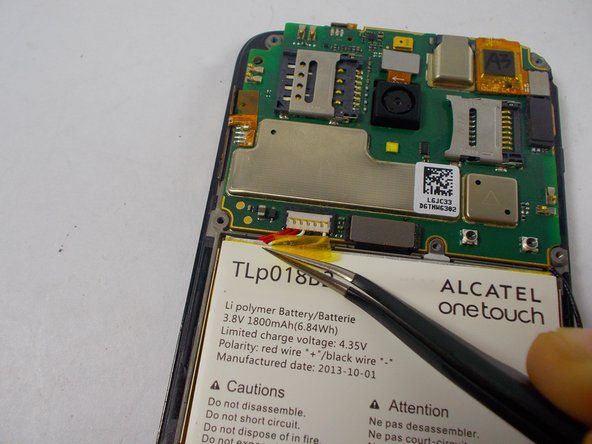 スパッジャーの先端を使用して、バッテリーコネクタを覆っている黄色のテープを引き戻します。' alt=