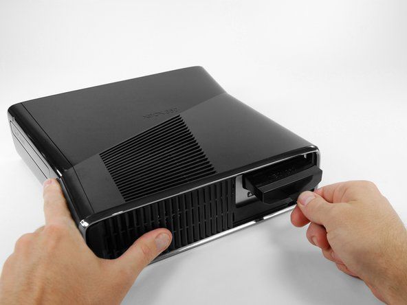 Xbox 360 S cietā diska nomaiņa' alt=