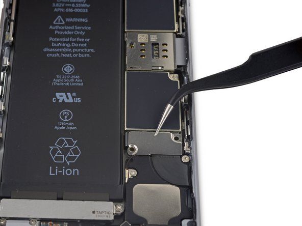 Odstranite nosilec priključka za baterijo iz iPhona.' alt=