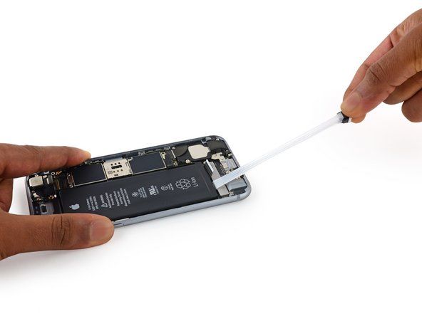 Τραβήξτε αργά μια αυτοκόλλητη γλωττίδα μπαταρίας μακριά από την μπαταρία, προς το κάτω μέρος του iPhone.' alt=