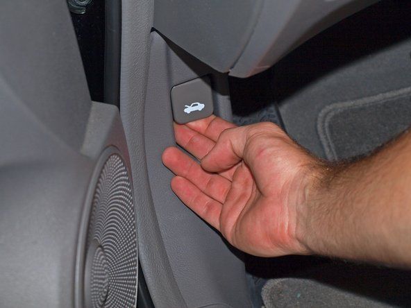 ボンネットを開くには、運転席側ドアの内側にあるボンネットリリースレバーを引きます。' alt=