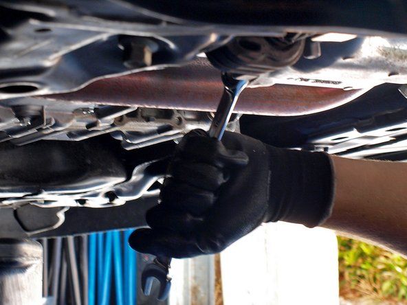 モーターオイルを扱うときは、常に保護手袋とアイウェアを着用してください。エンジンと排気ガスが非常に高温になっている可能性があるため、最近車を運転している場合は注意してください。こぼれたものを拭き取るために、ぼろきれやタオルを近くに置いておきます。' alt=