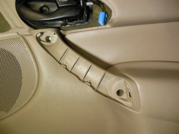 Fjern dækslet på dørhåndtaget ved forsigtigt at binde med en flad skruetrækker.' alt=