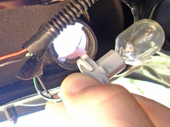 Obrnite vtičnice žarnice v nasprotni smeri urnega kazalca in jih odstranite iz lukenj.' alt=