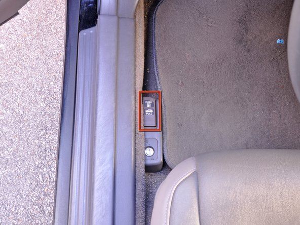 Buka bagasi menggunakan kunci Anda di slot kunci bagasi atau dengan menggunakan tuas di bawah pengemudi' alt=