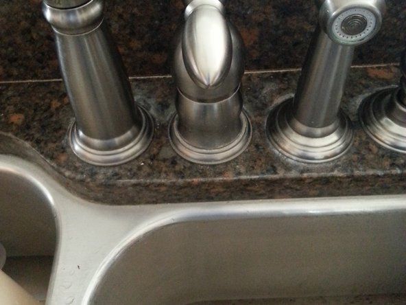 Vložte kulový čep do otvoru v rukojeti faucetu a utáhněte stavěcí šroub' alt=