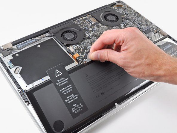 „MacBook Pro 17“ „Unibody“ baterijų keitimas