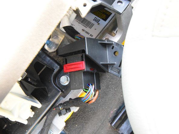 Connectez les deux câbles. Le connecteur de terre est enfichable et la fiche carrée se verrouille automatiquement lorsque la languette rouge est enfoncée.' alt=