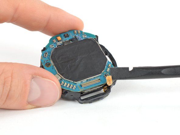 Utilizați un spudger pentru a deconecta cablul flexibil al senzorului de hol.' alt=