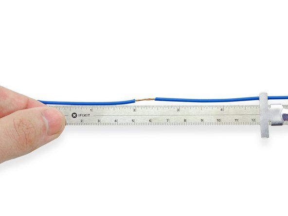 Mittaa kutisteputken pituus, joka on hieman pidempi kuin vaurioitunut lankaosa.' alt=