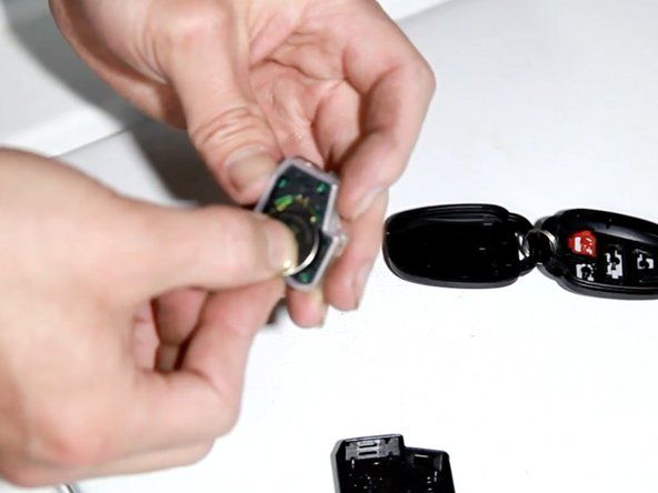 Замена аккумулятора ключа Toyota Camry 2012-2017' alt=