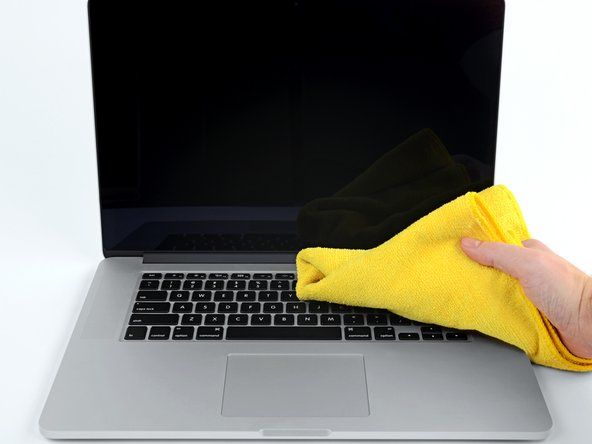 Используйте ткань из микрофибры или пылесос, чтобы удалить мусор, вытесненный сжатым воздухом из клавиатуры.' alt=