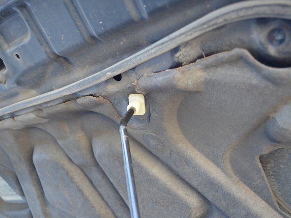 Chèn thanh đẩy mui xe vào lỗ trên mui xe được đánh dấu bằng mũi tên.' alt=