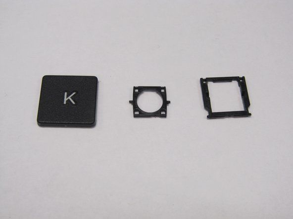 Po raktu yra dvi kvadratinės, juodos spalvos dalys. Mažesnė dalis gali būti įstrigusi raktų gale.' alt=