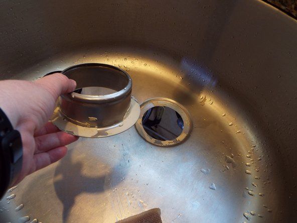 I-scrape ang LAHAT ng labis na masilya mula sa flange at sink.' alt=