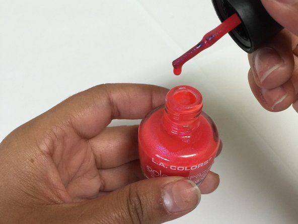 Breng niet te veel nagellakverdunner aan, dit zal resulteren in waterige nagellak.' alt=