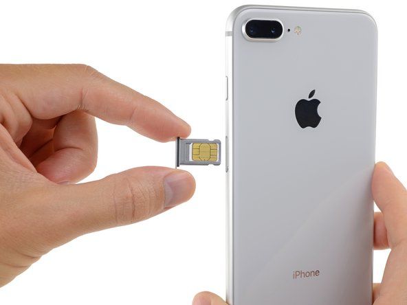 SIM kart tepsisini iPhone'dan çıkarın.' alt=