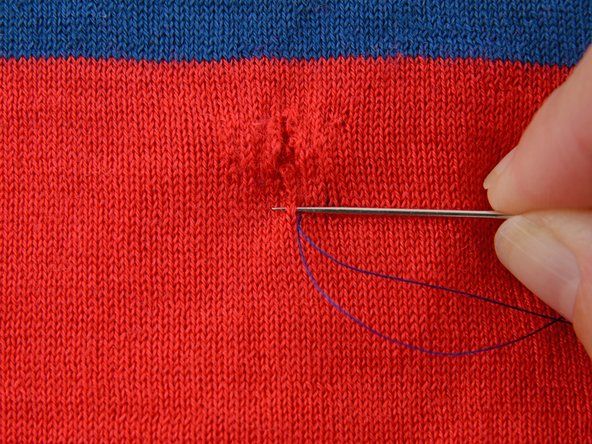 穴に向かって別のまっすぐなステッチを取り、衣服の単層に出入りし、ニットの単一の列の下に糸を通します。' alt=