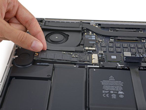 Løft ikke SSD'en for højt, ellers kan du beskadige kontakterne eller stikket.' alt=