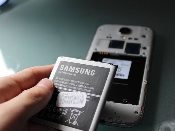 Ak máte v telefóne SIM kartu, zatlačte ju dovnútra a potom ju uvoľnite, aby ste ju mohli vysunúť.' alt=