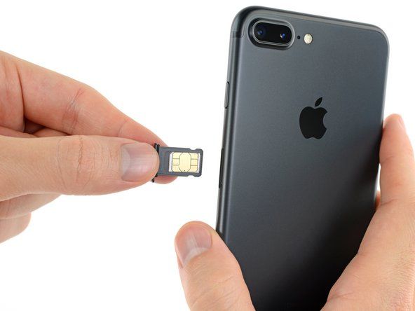 Išimkite SIM kortelės dėklą iš „iPhone“.' alt=