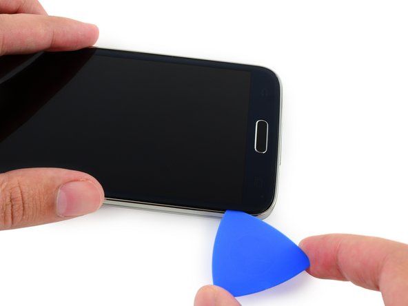 Trượt nút mở đến góc dưới cùng bên trái của điện thoại, đảm bảo rằng nó được đặt chắc chắn.' alt=