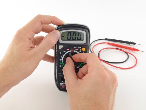 マルチメータの電源を入れ、ダイヤルをDC電圧モードに設定します（直線のV、または記号⎓で示されます）。' alt=