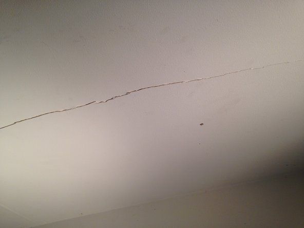 Površinsko popravilo razpok na stropu iz suhih zidov