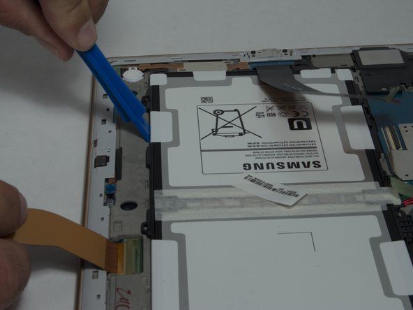 Odstranite plastično orodje za odpiranje navzdol, stran od baterije, da jo odstranite iz naprave.' alt=