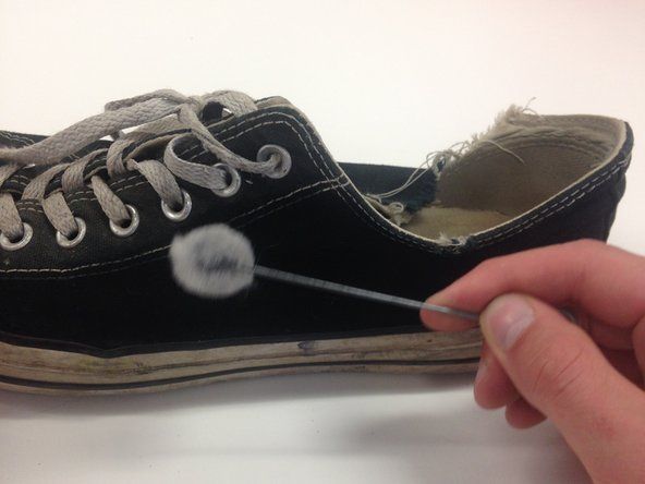 Appliquez le colorant sur la zone décolorée de la chaussure.' alt=