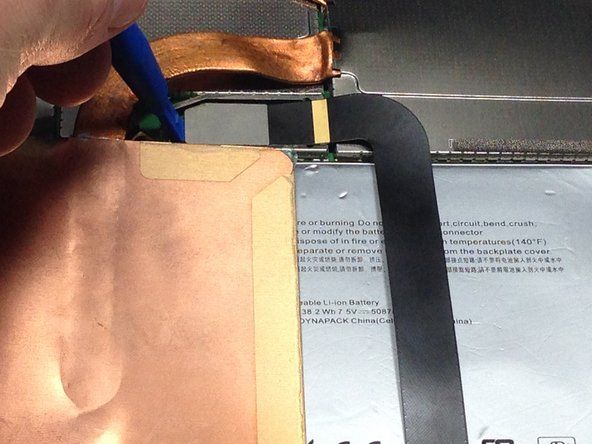 Изключете кабела отдясно, като поставите пластмасов инструмент за отваряне под ръба на съединителя и го издигнете.' alt=