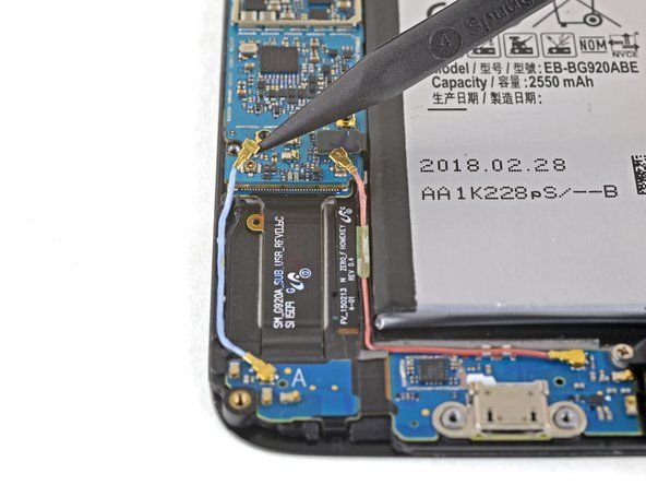Norėdami atjungti „Bluetooth“ ir „Wi-Fi“ antenos kabelių jungtis nuo pagrindinės plokštės lizdų, naudokite smailų „spudger“ kraštą.' alt=