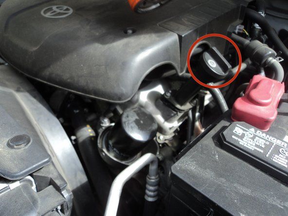 Nájdite uzáver na plnenie oleja v motorovom priestore. Uzáver sa nachádza na pravej dolnej strane motora vedľa olejového filtra.' alt=
