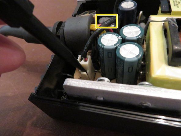 注意：作業中はコンデンサのワイヤーに触れないように注意してください。可能であれば、コンデンサ放電プローブを使用して、コンデンサから危険な電荷を安全に取り除きます。' alt=