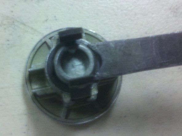 Gunakan hujung bercabang alat penyingkiran silinder untuk mengeluarkan klip c dari bahagian belakang palam.' alt=