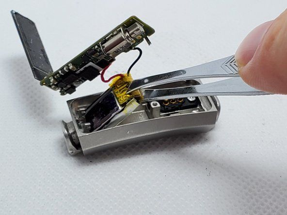 Po vyjmutí baterie zcela zvedněte základní desku a připojené součásti z krytu.' alt=