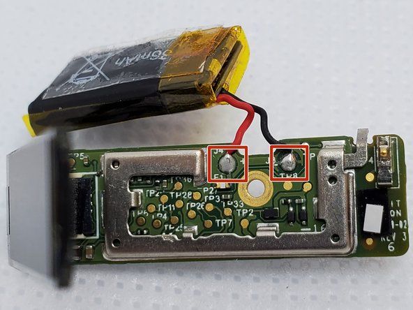 За стопяване на спойката, свързваща батерията към дънната платка, трябва да се използва поялник.' alt=
