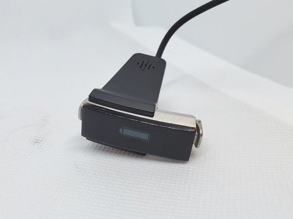 Fitbitを充電器に接続して電源を入れ直し、必要に応じて新しいバッテリーを充電します。' alt=